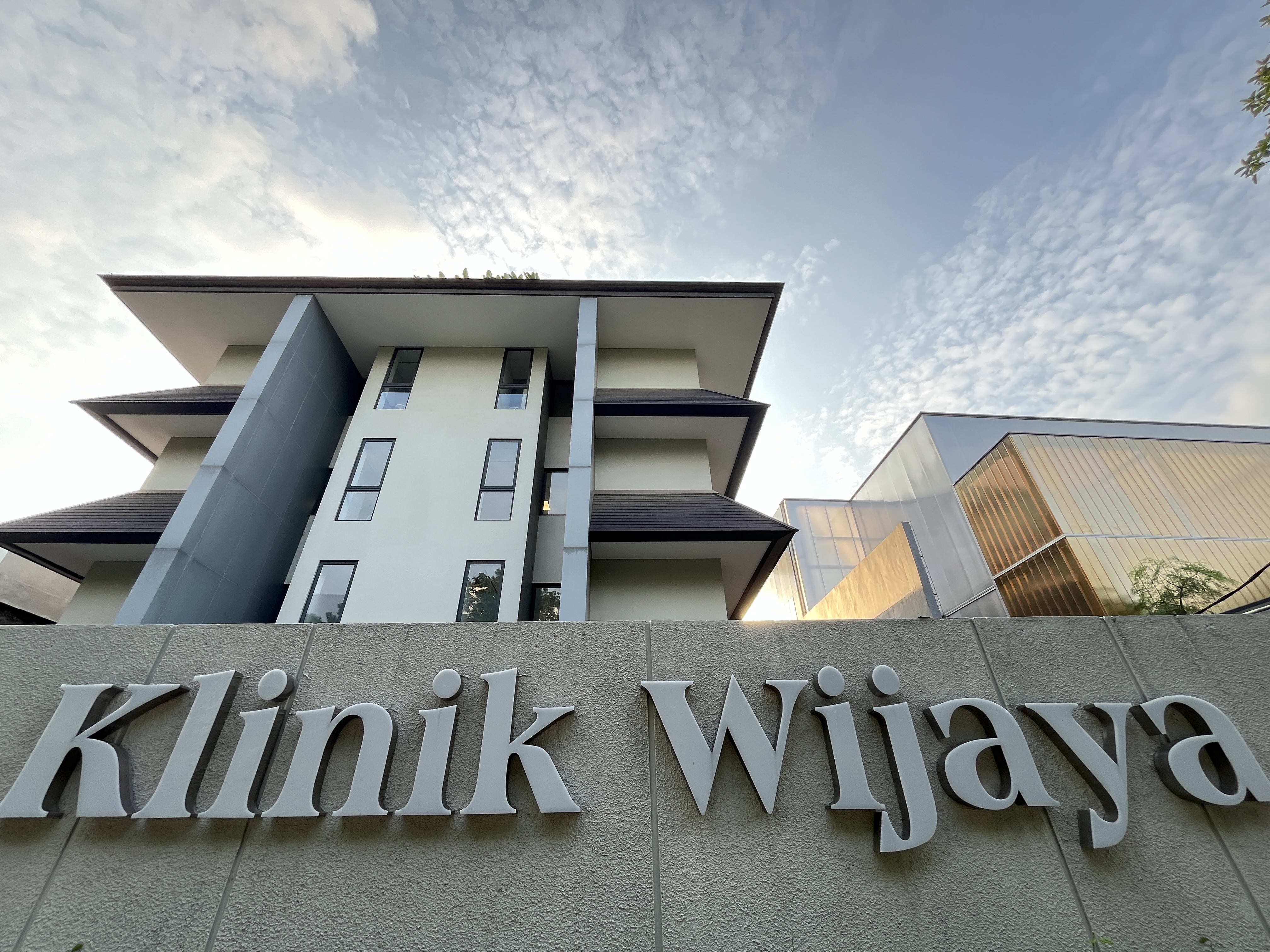 Terapi Robotik Pasca Stroke di Klinik Wijaya - Teknologi Rehabilitasi Modern